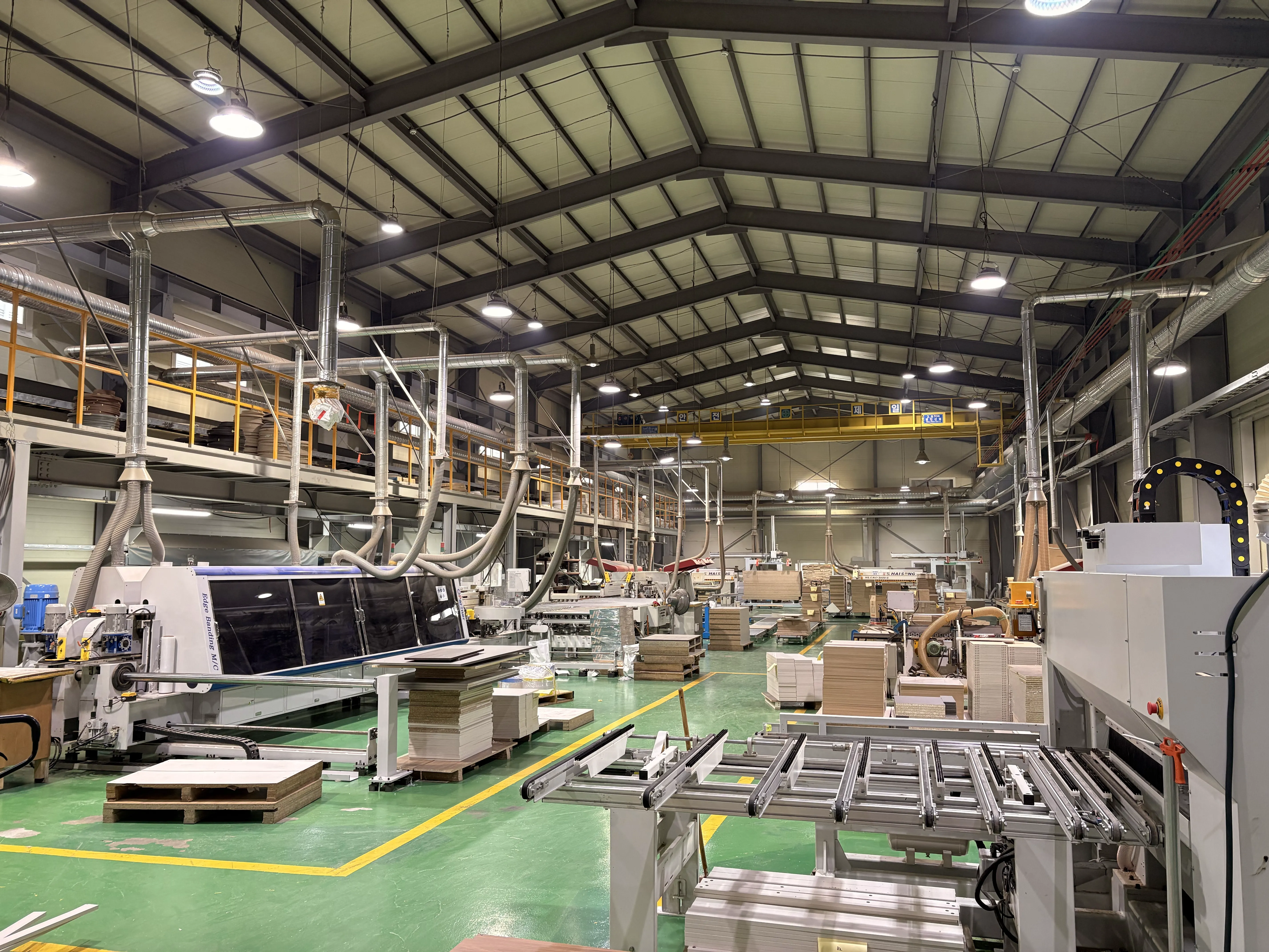 GMS 공장 전경 - CNC 설비, 천정 크레인, 집진 시스템