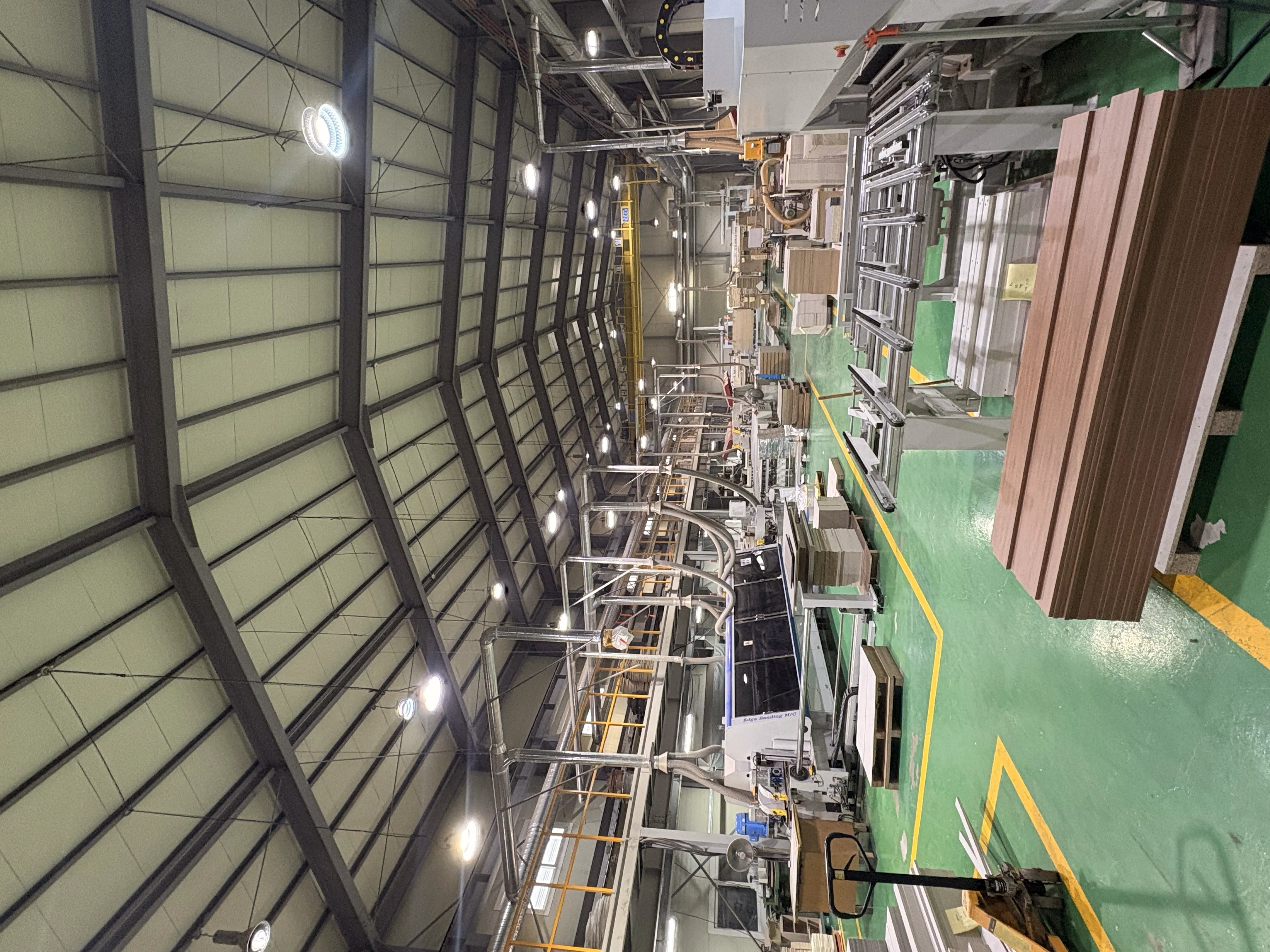 공장 내부 전체 와이드 앵글 뷰