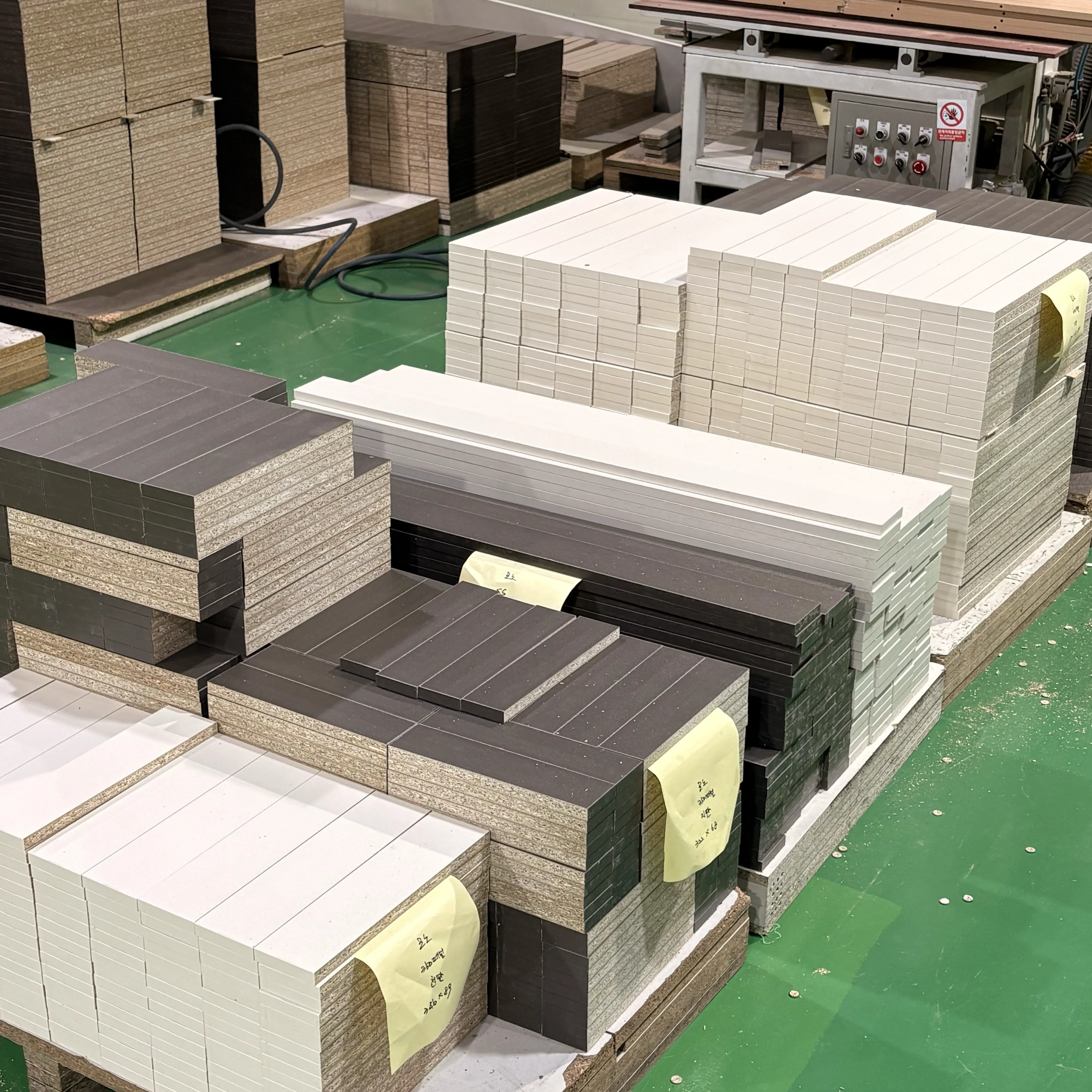 정밀 절단된 화이트 및 다크 컬러 마감 패널