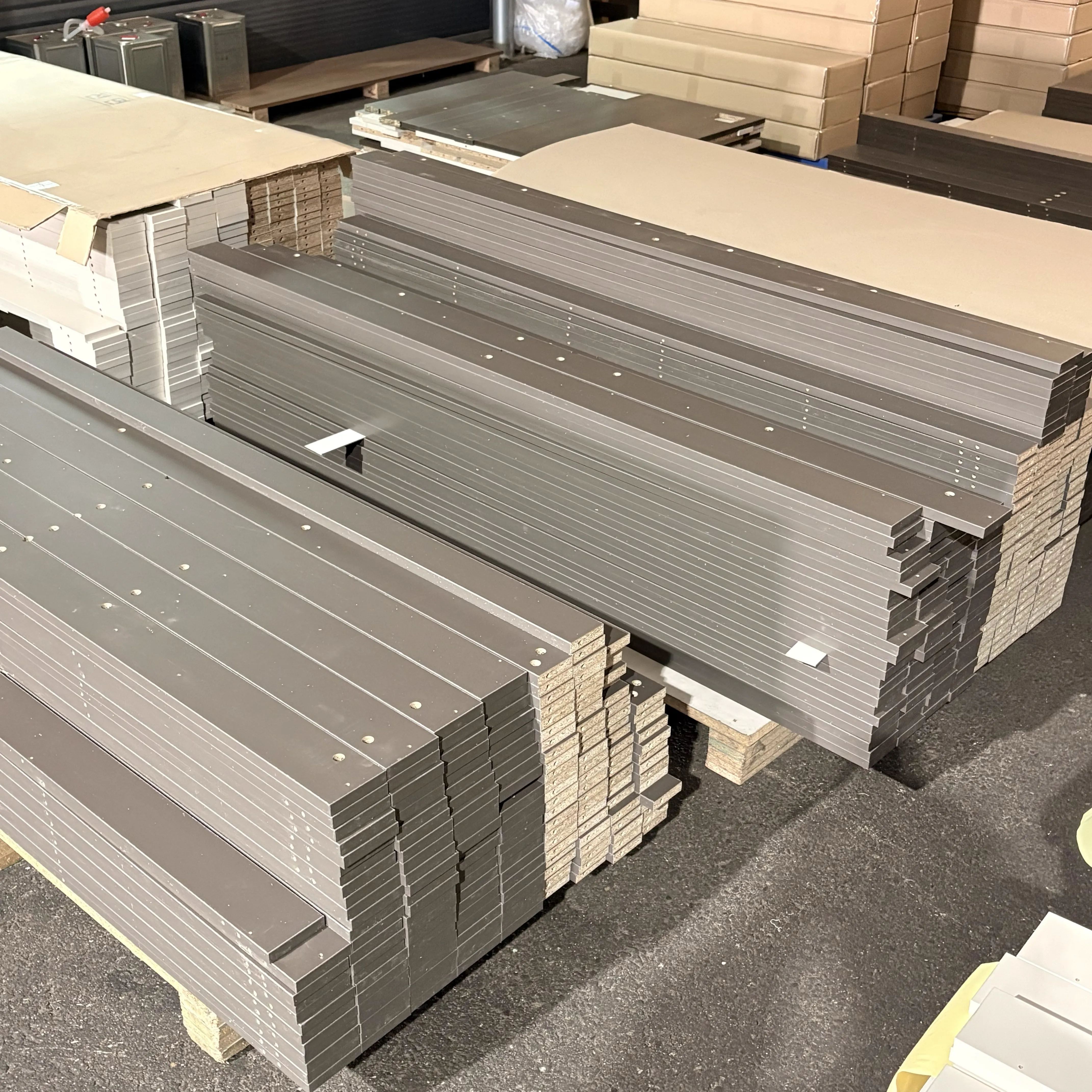 적재된 다크 컬러 가공 패널 부자재