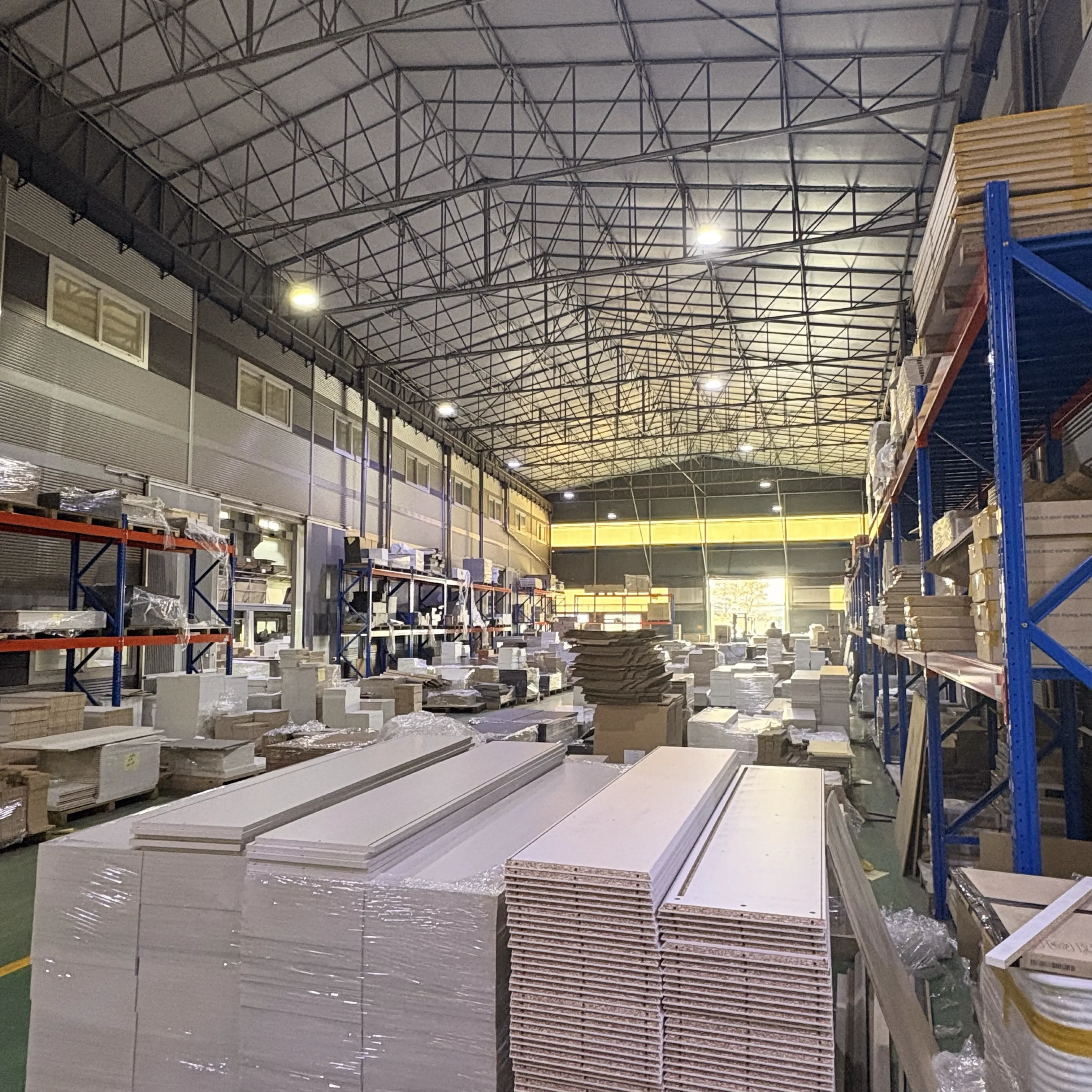 대형 물류 창고 내부 - 블루 산업용 랙에 화이트 패널 보관