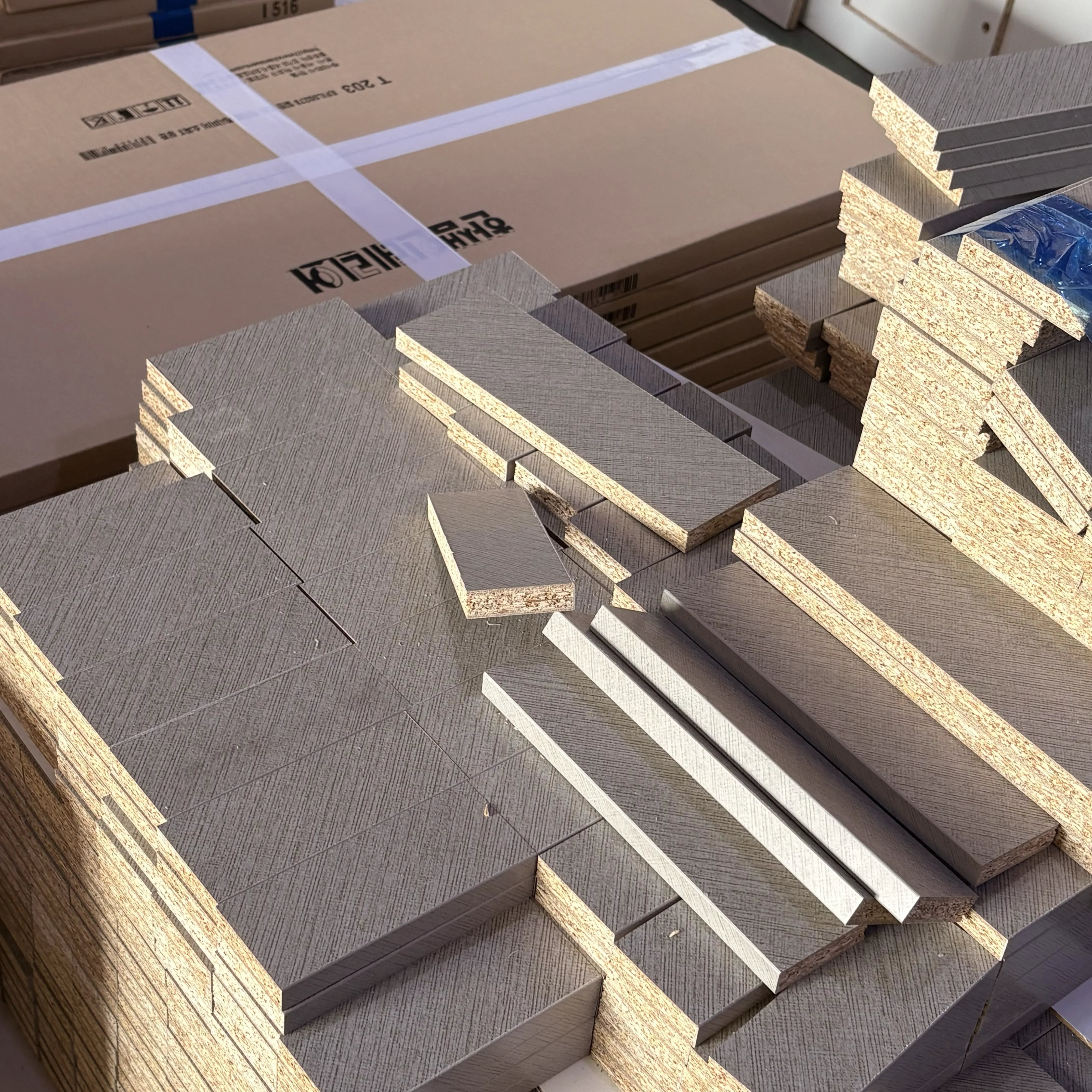 절단된 목재 패널 부자재 디테일