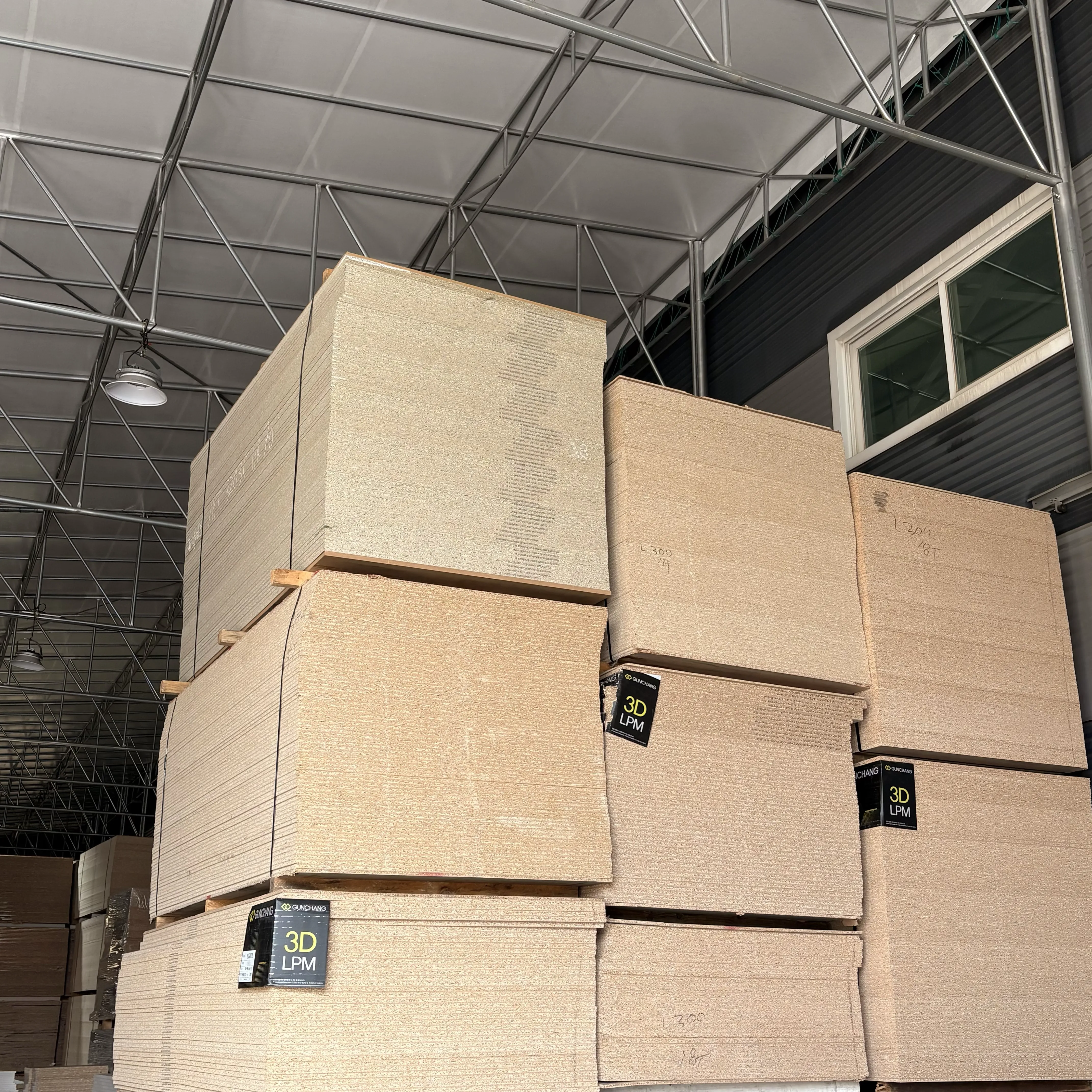 3D LPM 라벨이 부착된 파티클보드 원자재 적재